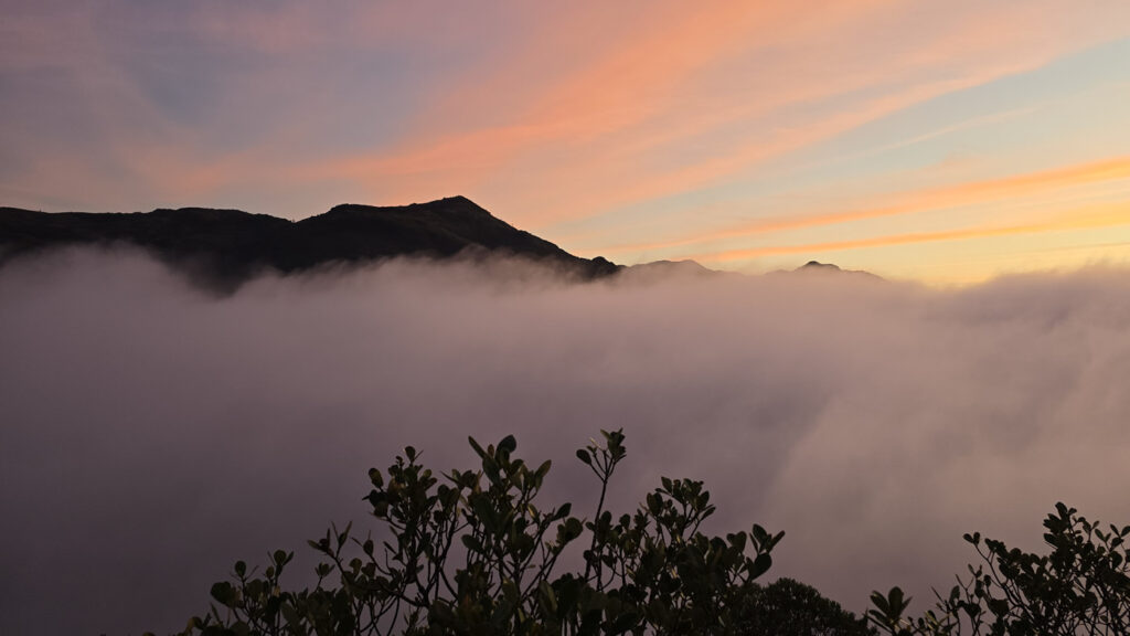 Amanhecer no cume do Monte Crista