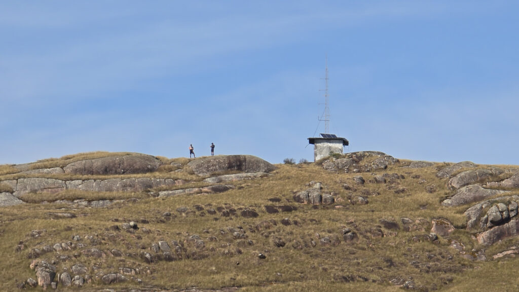Marcelo Rodrigues e Titai no Pico do Bradador 1527 m