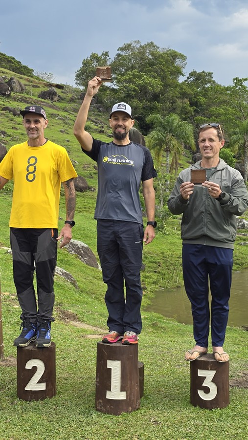 No pódio, 1º lugar na categoria 40-49