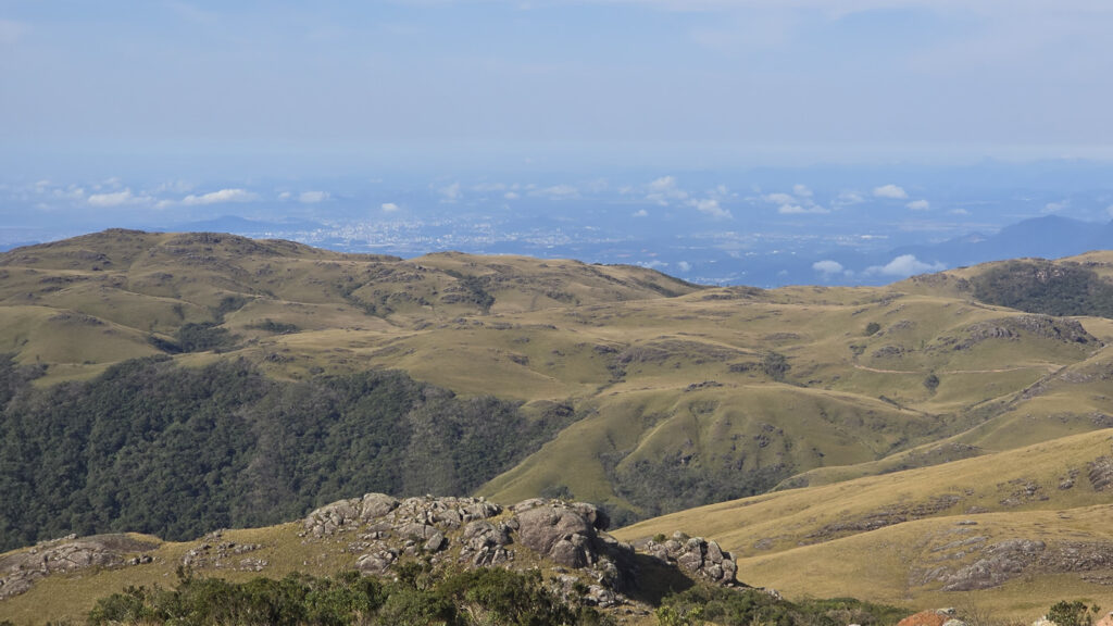 Vista dos campos com a cidade de Joinville ao fundo.